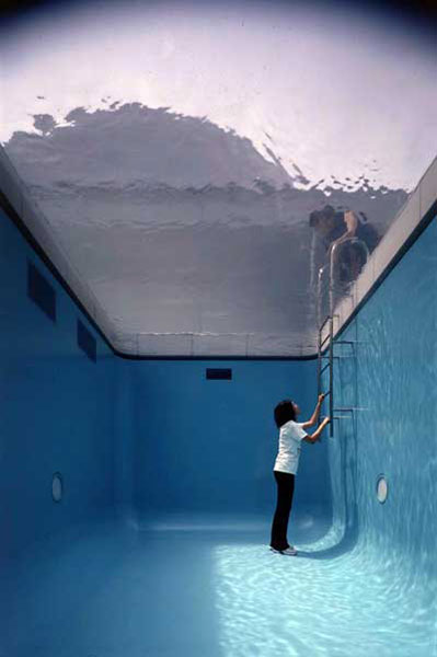 fake swimming pool illusion leandro erlich 2 Robert Morriss Interactive Glass Labyrinth