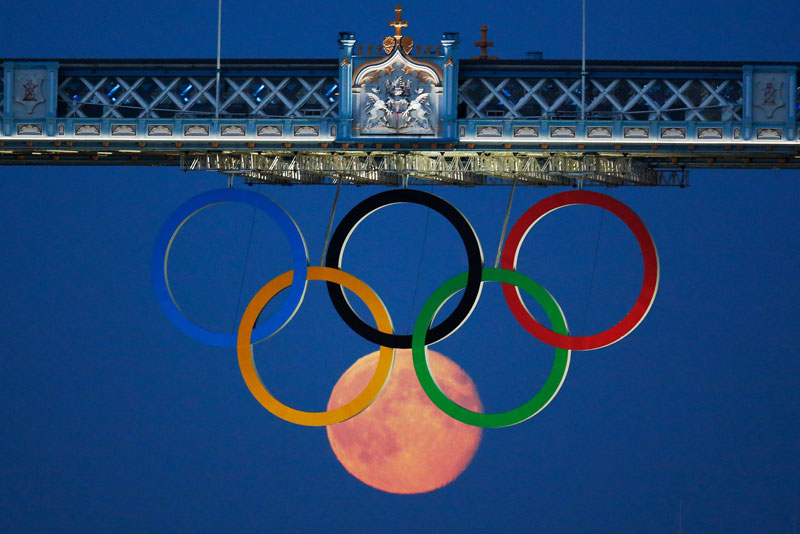 full moon olympic rings london bridge 2012 Picture of the Day: An Olympic Full Moon