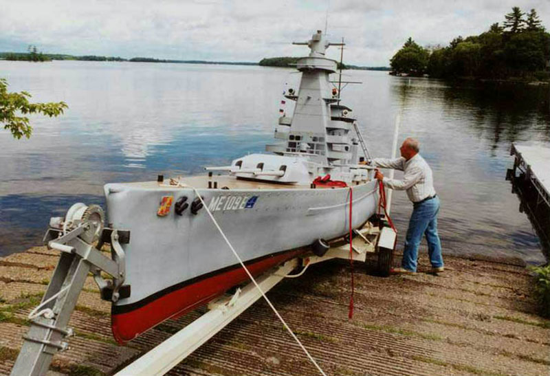 giant model warship replica admiral graf spee by william terra 1 Man Builds 30 ft Model Replica of a Battleship