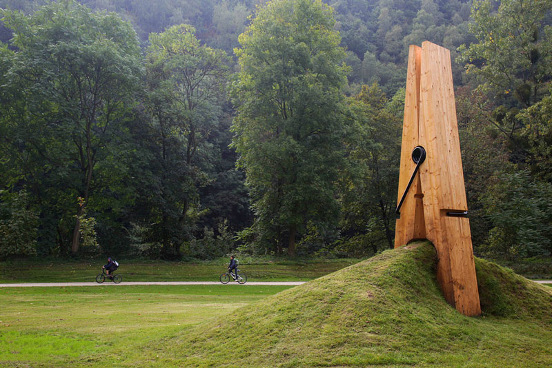 just a picnh clothespin pinch grass art sculpture belgium mehmet ali uysal Picture of the Day: Just a Pinch