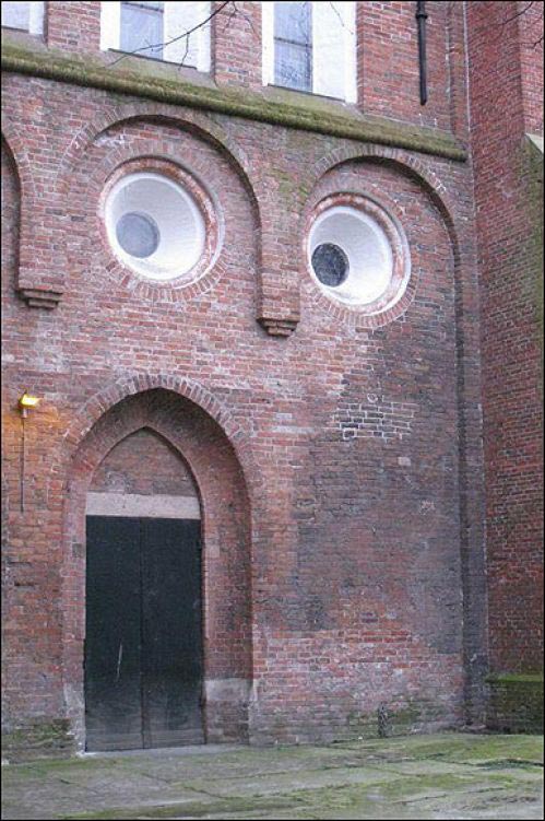 omg face building wall 23 Buildings with Unintentionally Funny Faces