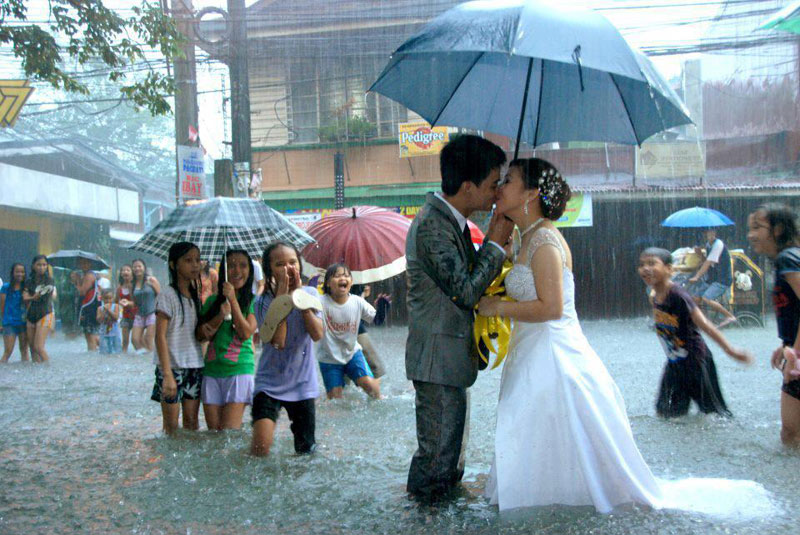 rain on wedding day for better or worse getting married in philippines during floods Picture of the Day: For Better or For Worse