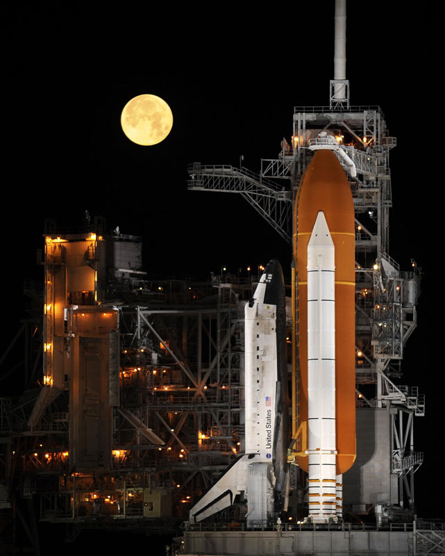 space shuttle discovery under a full moon 03 11 09 The 2011 Wikimedia Commons Pictures of the Year
