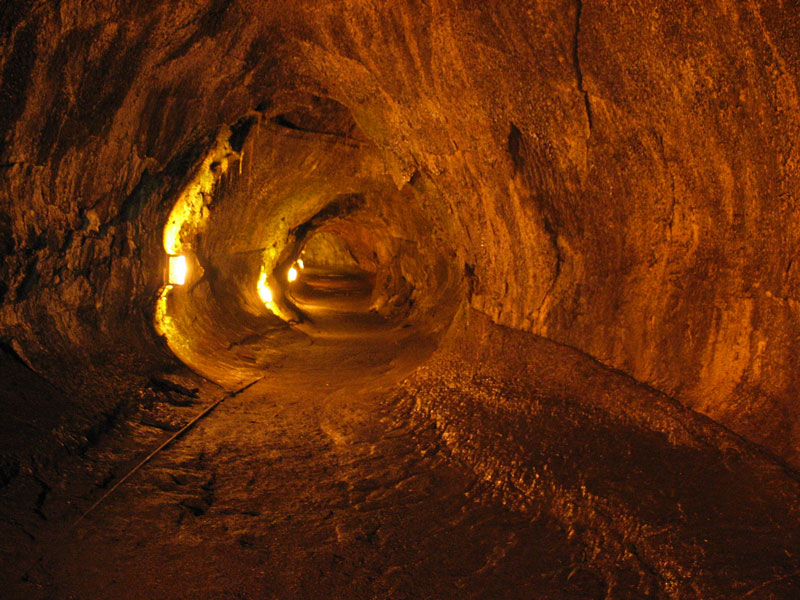 thurston lava tube hawaii volcanoes national park big island of hawaii 12 Amazing Pictures of Lava Tubes Around the World