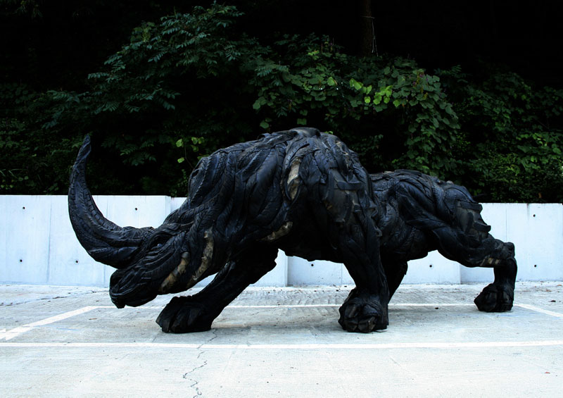animals made from tires by yong ho ji 19 Animal Sculptures Made from Old Tires