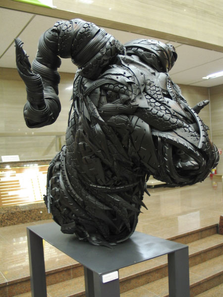 animals made from tires by yong ho ji 7 Animal Sculptures Made from Old Tires