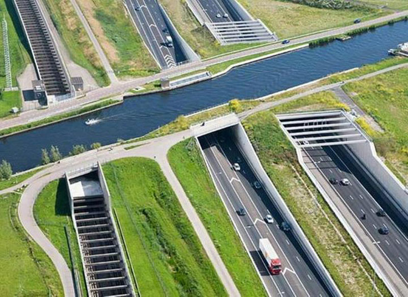 aqueduct highway overpass ringvaart of the haarlemmermeer polder circular ring canal netherlands Picture of the Day: Aqueduct Highway Overpass in The Netherlands
