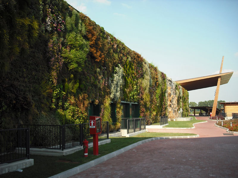 largest vertical garden in the world rozzano italy shopping center 1 The Largest Vertical Garden in the World