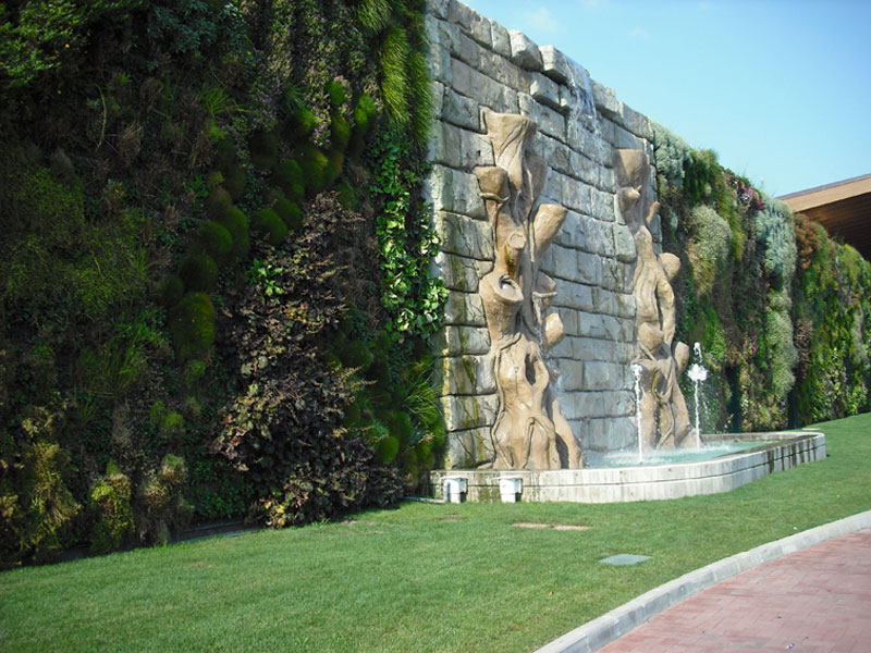 largest vertical garden in the world rozzano italy shopping center 2 The Largest Vertical Garden in the World