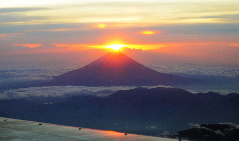 first rising sun of 2012 above mt fuji Picture of the Day: First Rising Sun of 2012