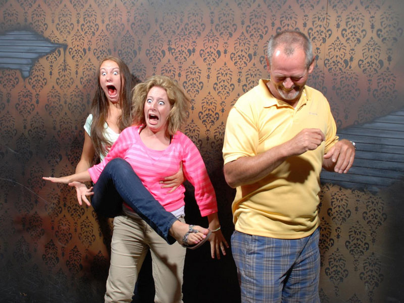 haunted house leg raise scared halloween 15 Haunted House Photos of Terrified People