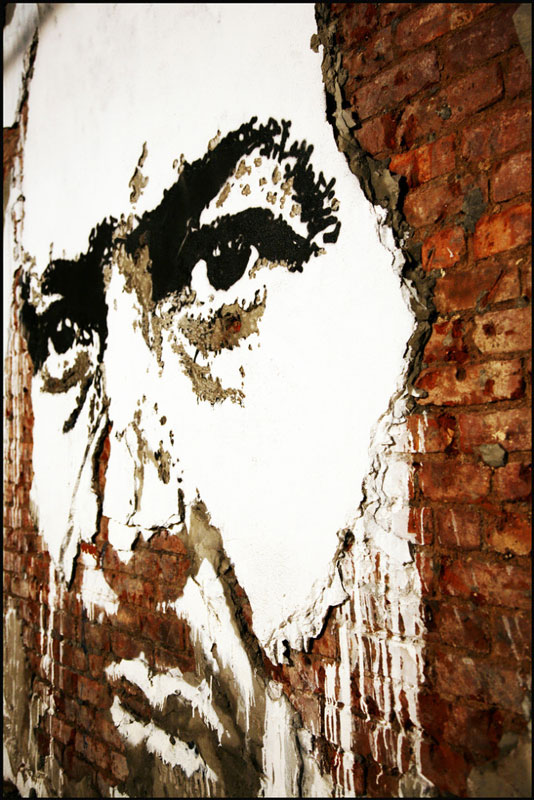portraits chiseled into walls street art vhils alexandre farto 2 15 Street Art Portraits Chiseled Into Walls