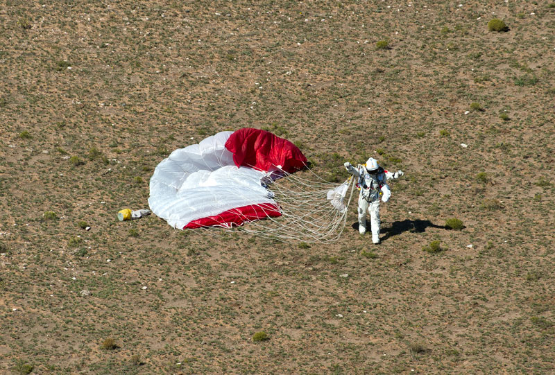 red bull stratos felix baumgartner space jump 2 21 Epic Photos of the Red Bull Stratos Space Jump