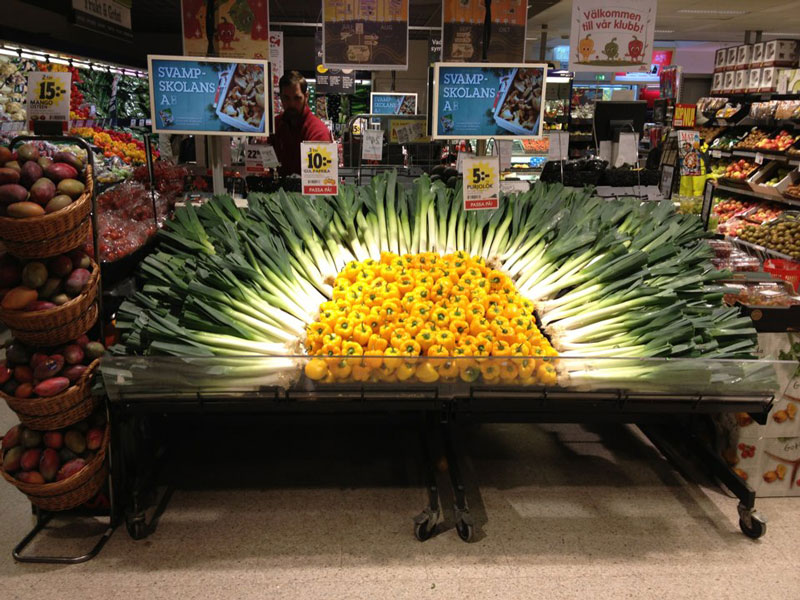 vegetable display sun grocery store supermarket peppers leeks 12 Artful Displays of Vegetables