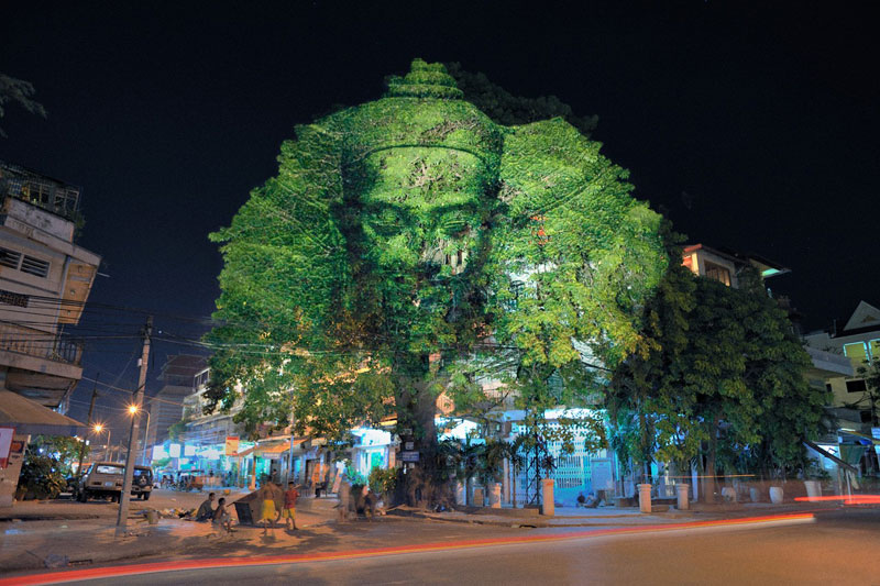 3d images projected onto trees clement briend 4 Haunting 3D Images Projected Onto Trees