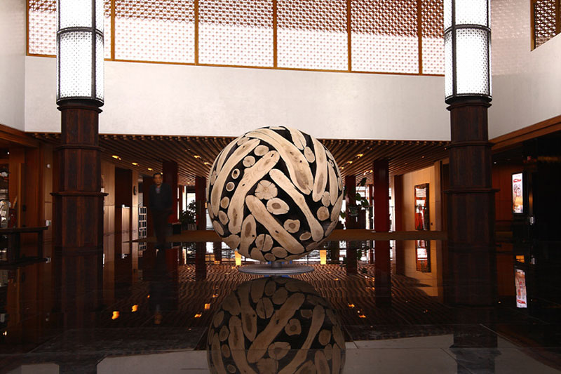 giant wooden spheres lee jae hyo sculptures 10 Colossal Wooden Spheres Made from Interlocking Wood