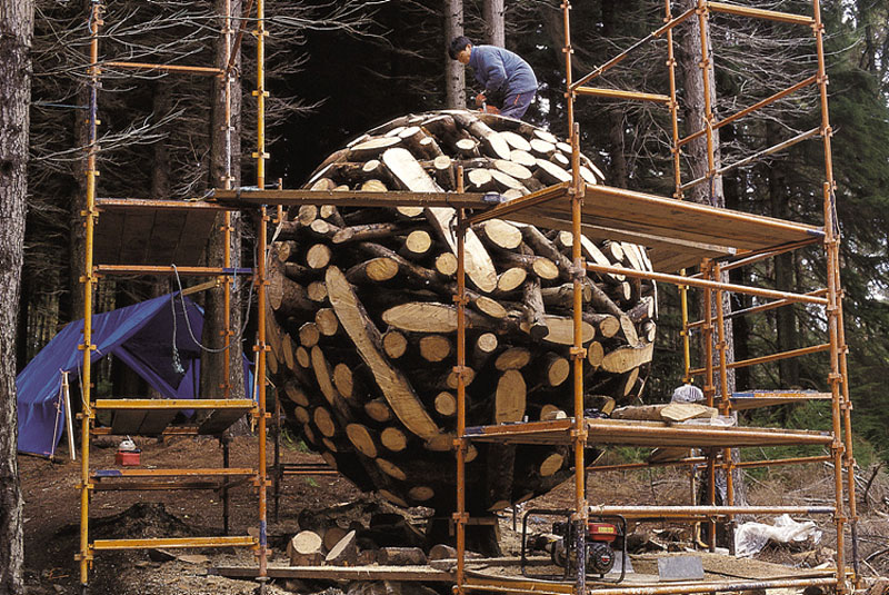 giant wooden spheres lee jae hyo sculptures 2 Colossal Wooden Spheres Made from Interlocking Wood