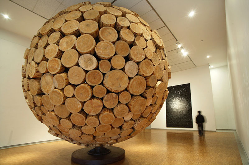 giant wooden spheres lee jae hyo sculptures 6 Colossal Wooden Spheres Made from Interlocking Wood