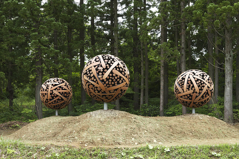 giant wooden spheres lee jae hyo sculptures 8 Colossal Wooden Spheres Made from Interlocking Wood