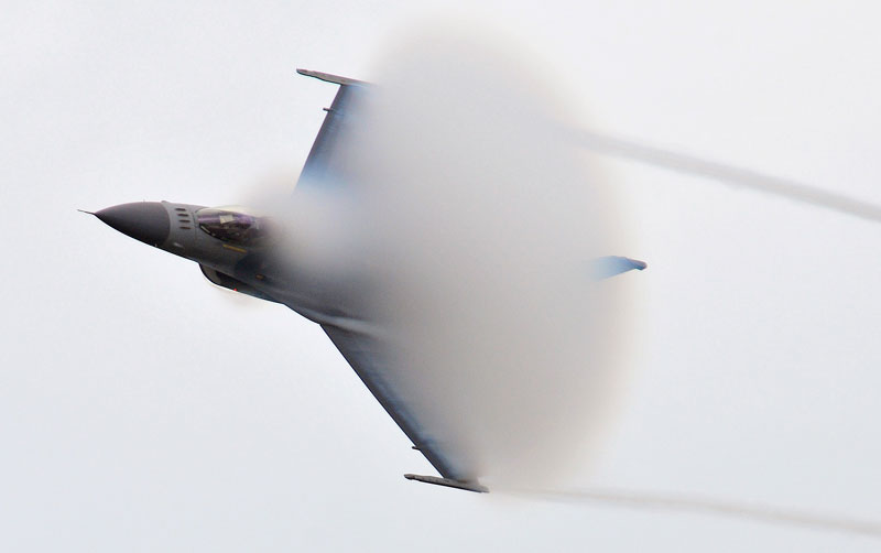 vapor cone-of-condensation-f16-approaching mach 1 speed of sound