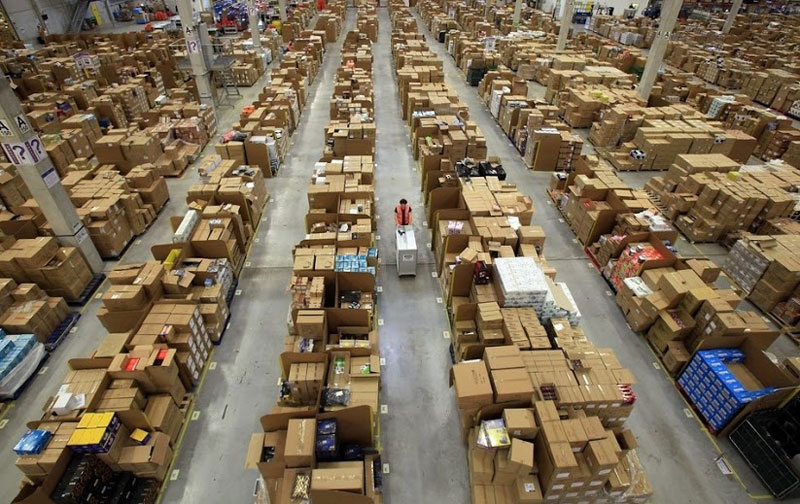 inside amazon's chaotic storage warehouses (1)