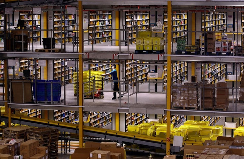 inside amazon's chaotic storage warehouses (2)