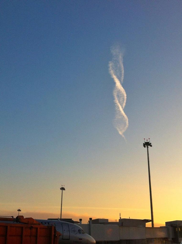 double helix cloud contrail spotted near moscow russia December-24-2012 (2)