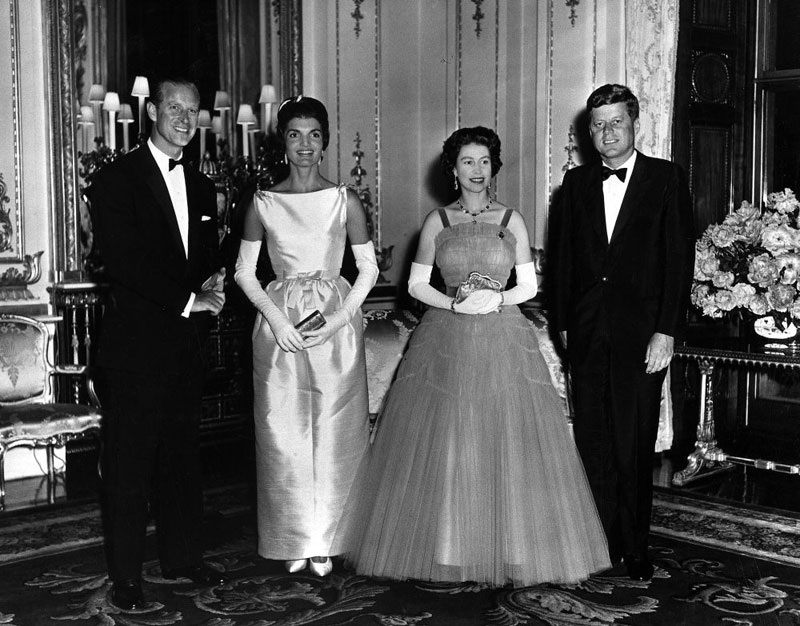 Queen_Elizabeth_and_Prince_Philip_host_Queen's_Dinner_for_President_john f and_jacqueline_kennedy