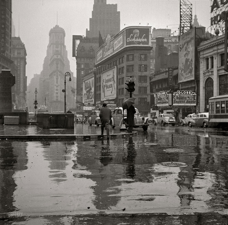 vintage-times-square-black-and-white-1943-new-york-city