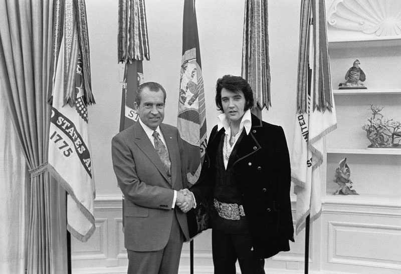 Richard-M.-Nixon-and-Elvis-Presley-at-the-White-House