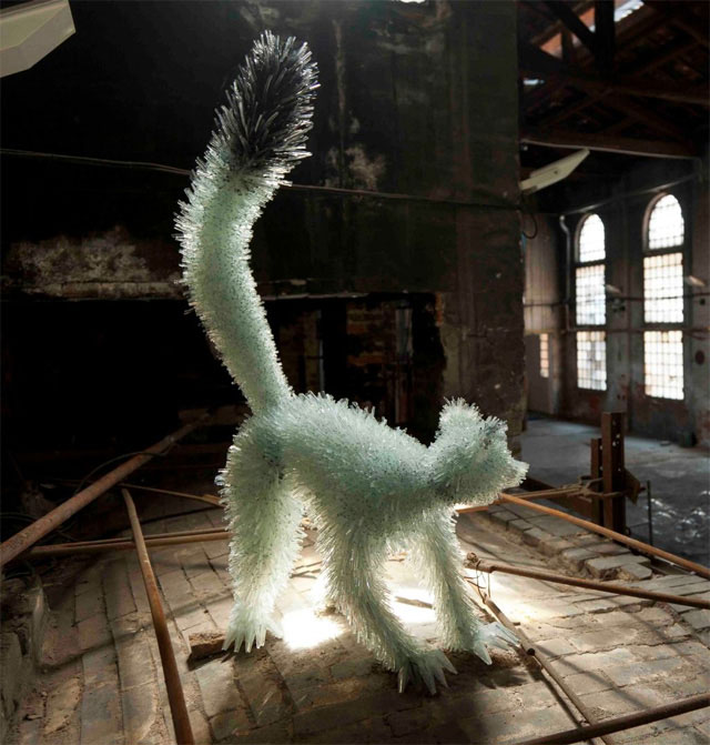shattered glass animal sculpture marta klonowska Incredibly Lifelike Animals Made from Pipe Cleaners