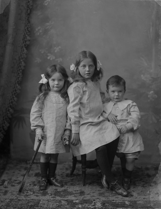 three-children-of-a-Mrs-Murdoch-from-Kilcoran-Lodge,-Cahir,-Co