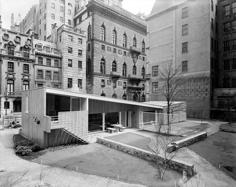House-in-MoMA-Garden,-Marcel-Breuer,-New-York,-NY,-1949-ezra-stoller