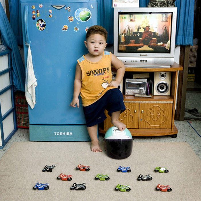 kids pose with their favourite childhood toys gabriele galimberti 5 Childhood Photos Recreated Decades Later