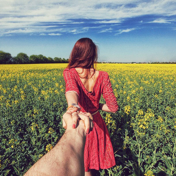 photographer follows girlfriend around the world holding hand photo series (10)