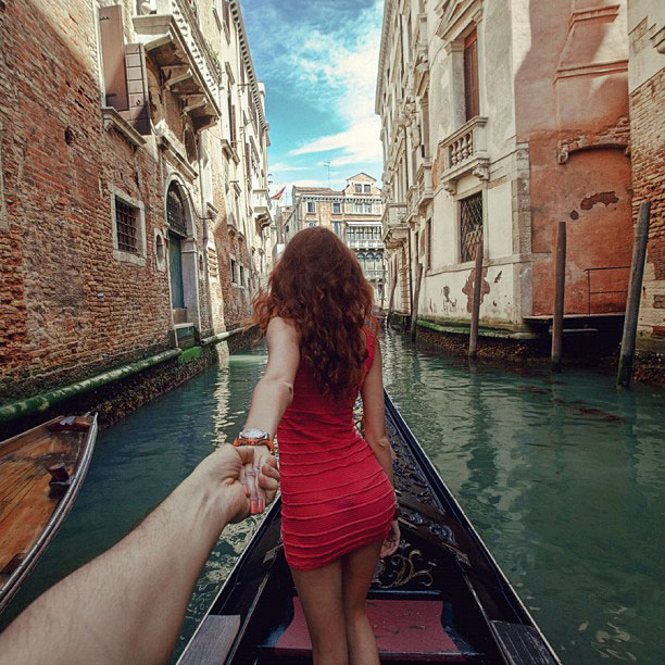 photographer follows girlfriend around the world holding hand photo series (12)