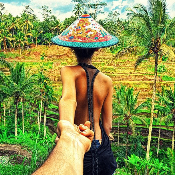 photographer follows girlfriend around the world holding hand photo series (2)