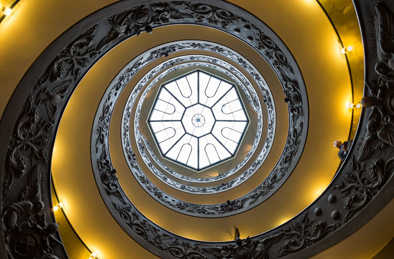 Vatican_Museums_Spiral_Staircase_Looking_Up_Giuseppe-Momo