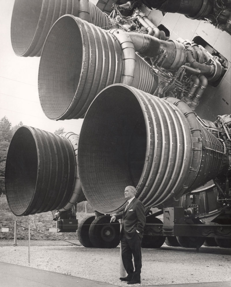 Wernher-von-Braun-father-of-rocket-science-in-front-of-saturn-rockets