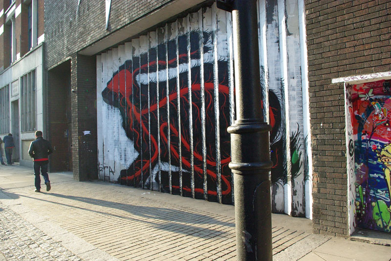 lenticular bunny rabbit street art by roa london 2009 (1)