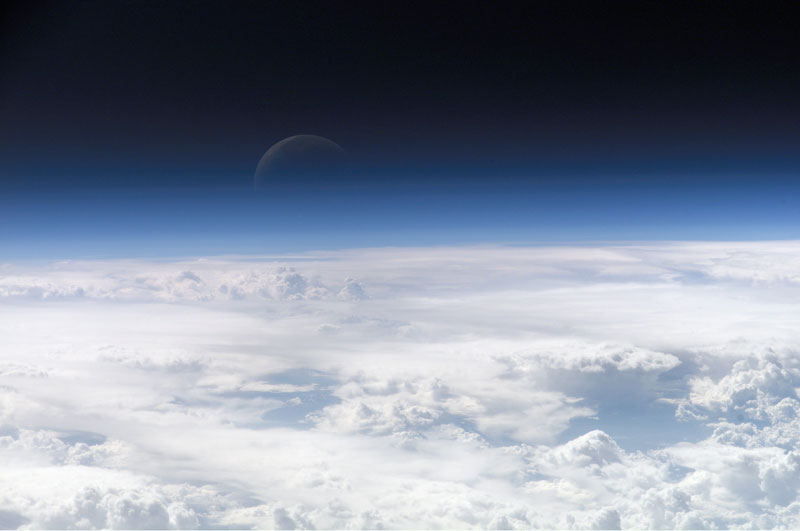 moon-seen-from-the-Top_of_the-earth's-Atmosphere