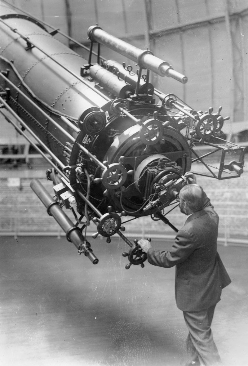 george van biesbroeck looking through worlds largest refracting telescope yerkes observatory 1926 Picture of the Day: Observing Mars in 1926