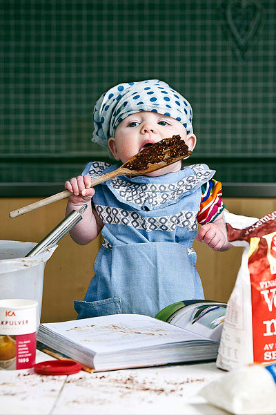 emil nystrom photoshops baby daughter into funny situations (5)