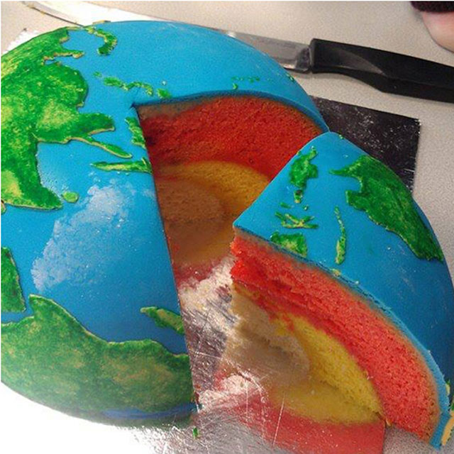 earth planet cake by cakecrumbs 3 Spherical Layer Cake Planets by Cakecrumbs