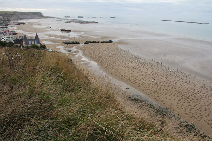 fallen soldiers etched into sand normandy beach peace day land art project (12)