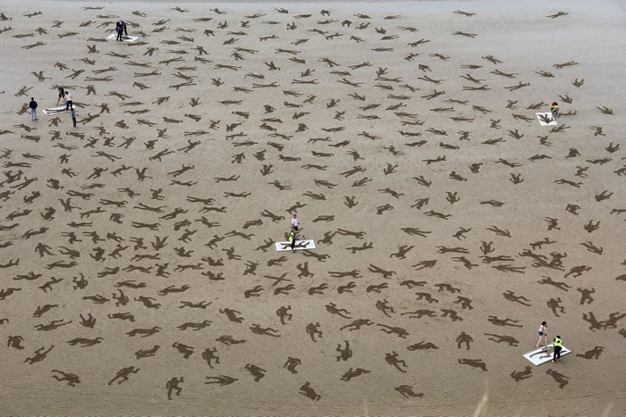 fallen soldiers etched into sand normandy beach peace day land art project (13)
