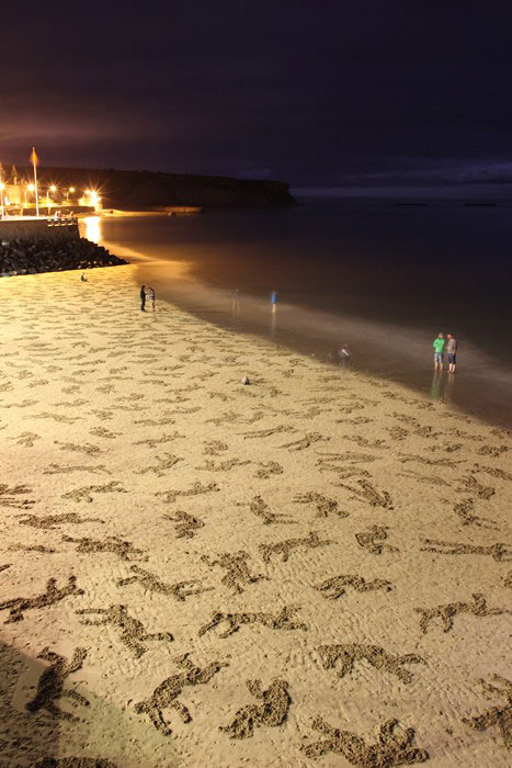 fallen soldiers etched into sand normandy beach peace day land art project (15)