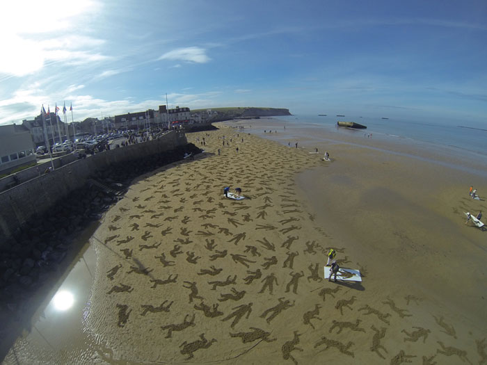 fallen soldiers etched into sand normandy beach peace day land art project (4)