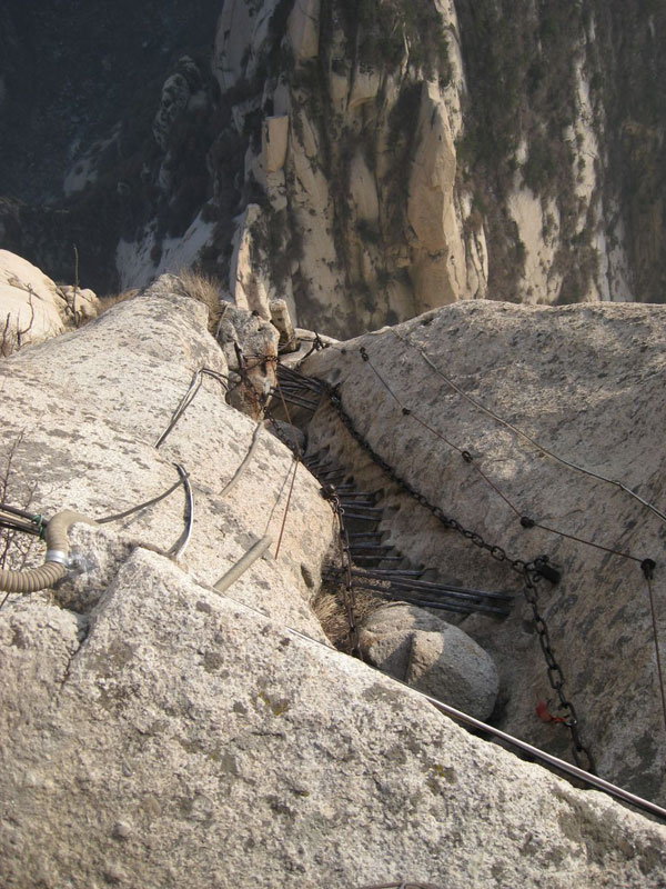 south peak cliffside plank path hua shan china (2)