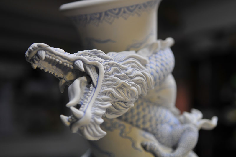 dragon strangling ceramic vase by johnson tsang (15)